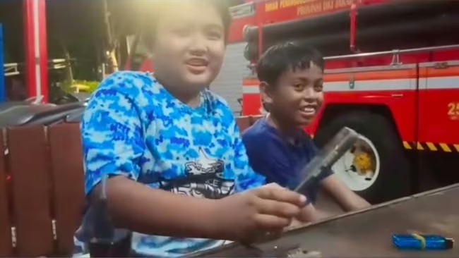 Ajarkan Kejujuran, Dua Bocah Laki - Laki di Jaktim Kembalikan Temuan HandphoneĀ LewatĀ Damkar