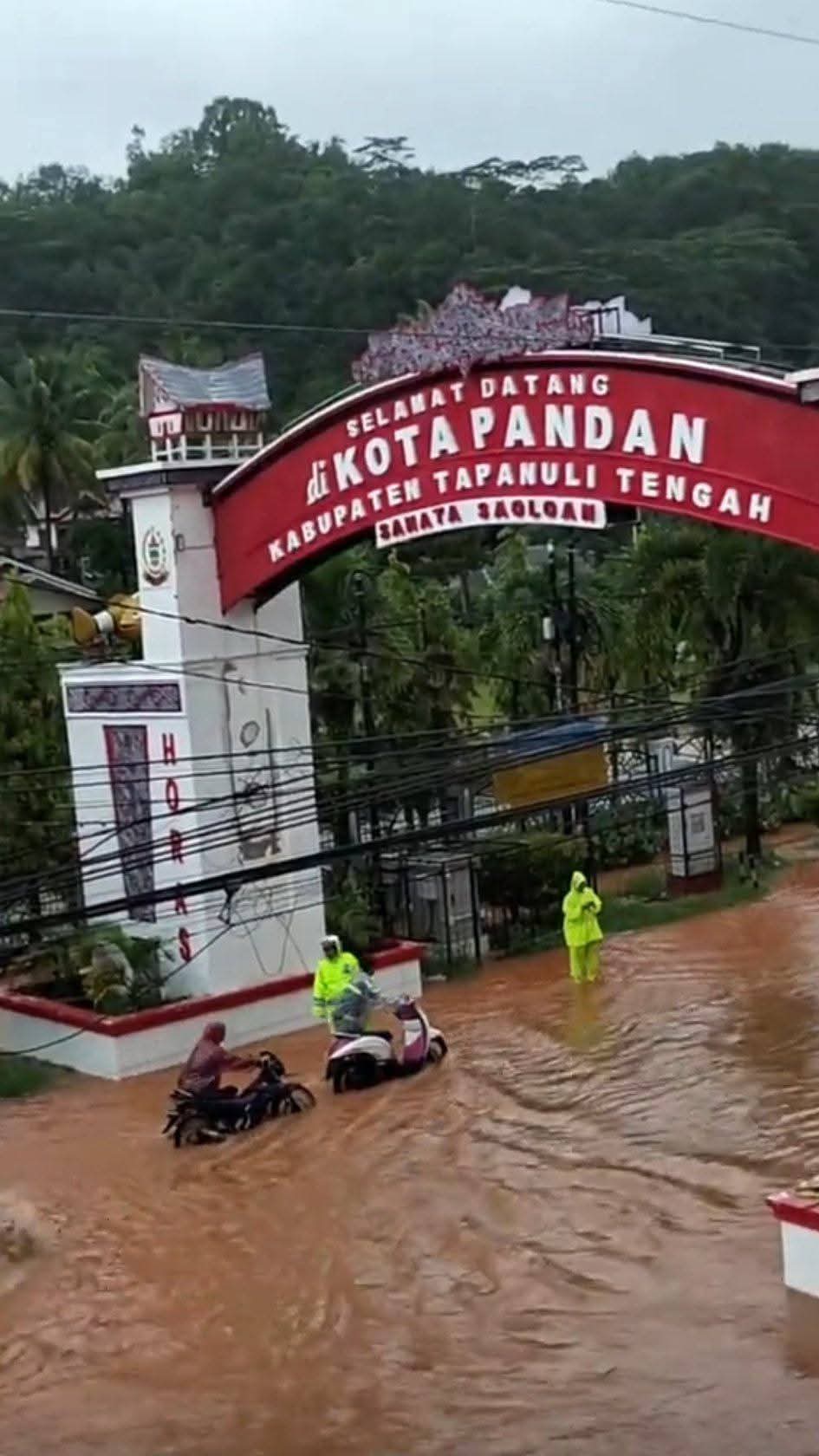 Cuaca Ekstrem Hantam Tapanuli Raya, Rumah Hanyut, Jalan Putus, Ribuan Penduduk Mengungsi