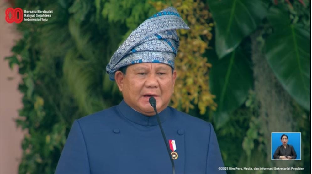 Khidmat Penurunan Bendera di Istana, Prabowo dan Gibran Tampil dengan Kostum Berbeda