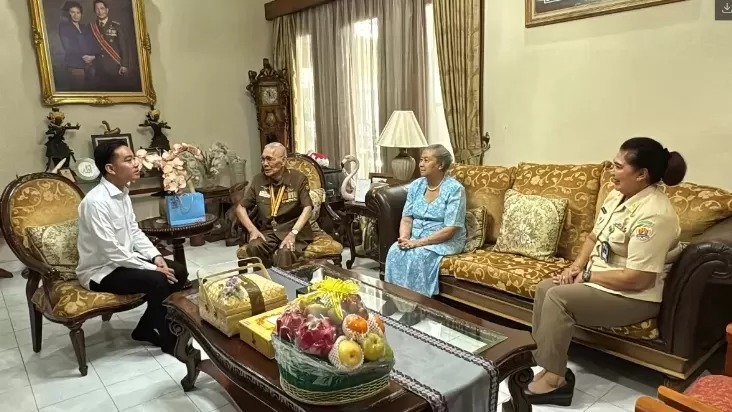 Gibran sambangi kediaman Wakil Presiden ke-6 RI Try Sutrisno, Ada Apa ?.