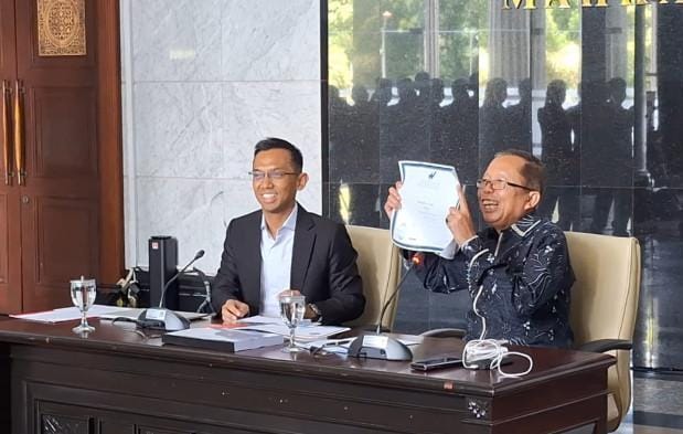 Hakim MK Arsul Sani Tampilkan Ijazah Doktor Asli di Hadapan Publik