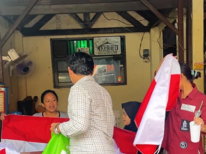 Lawan Narasi Pengibaran Bendera One Piece, Ketum PADI Bagikan Puluhan Bendera Merah Putih di Jakarta Timur